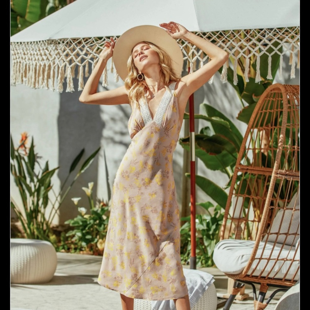 Astr the Label In Your Dreams Floral Midi Dress